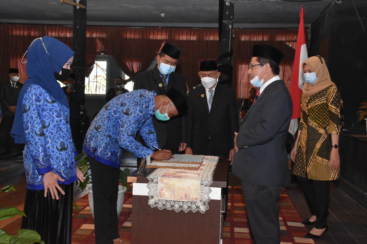 PELANTIKAN DAN PENGAMBILAN SUMPAH/JANJI JABATAN SEKRETARIS PRODI DESAIN PRODUK DAN PARIWISATA SERTA PEJABAT FUNGSIONAL DAN PNS DILINGKUNGAN INSTITUT SENI INDONESIA (ISI) PADANGPANJANG PELANTIKAN DAN PENGAMBILAN SUMPAH/JANJI JABATAN SEKRETARIS PRODI DESAIN PRODUK DAN PARIWISATA SERTA PEJABAT FUNGSIONAL DAN PNS DILINGKUNGAN INSTITUT SENI INDONESIA (ISI) PADANGPANJANG