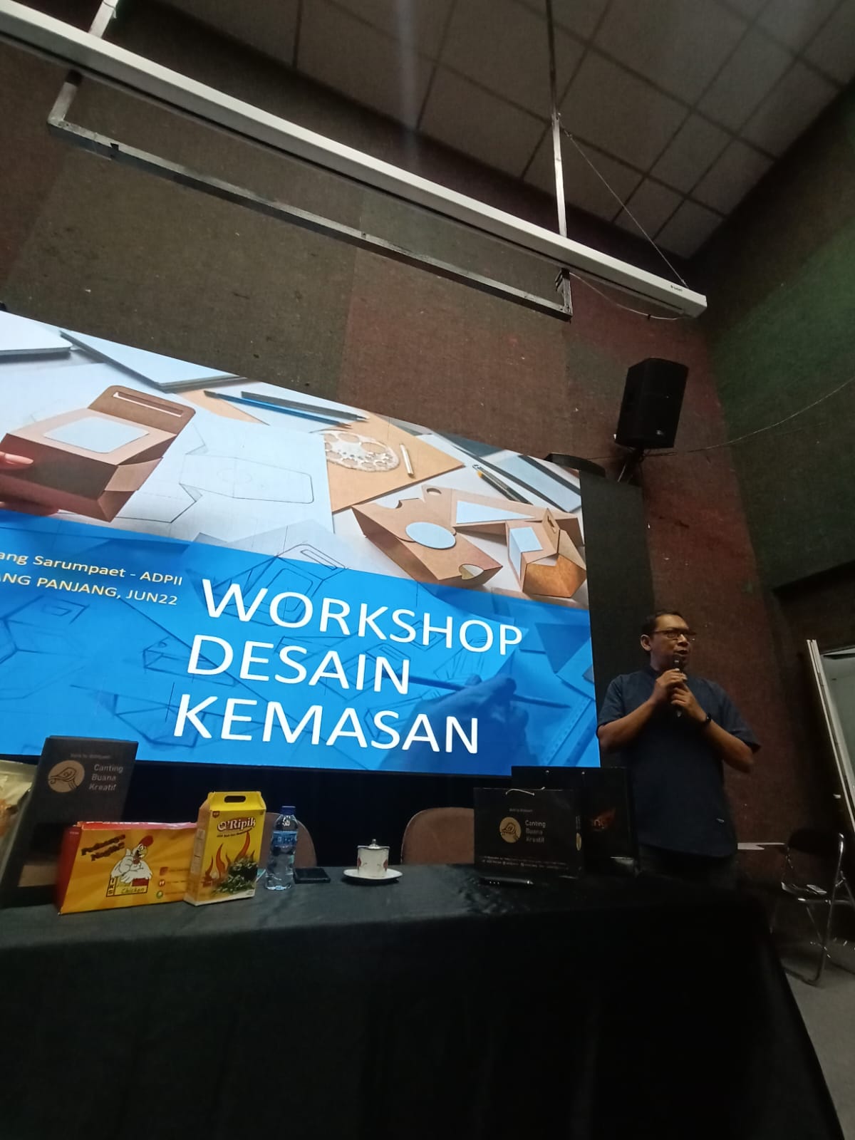 WORKSHOP PRODUK UNTUK KEMASAN MAKANAN DAN MINUMAN DALAM BIDANG DESAIN PRODUK WORKSHOP PRODUK UNTUK KEMASAN MAKANAN DAN MINUMAN DALAM BIDANG DESAIN PRODUK