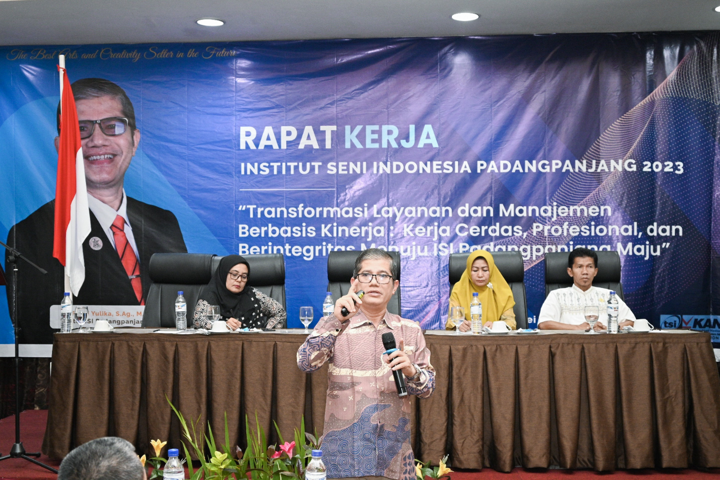 Kerja Cerdas, Profesional dan Berintegritas Menuju ISI Padang Panjang Maju Kerja Cerdas, Profesional dan Berintegritas Menuju ISI Padang Panjang Maju