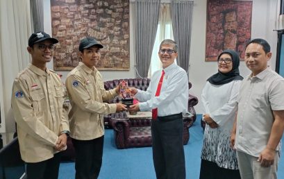 UKM Pramuka Serahkan Plakat RAINAS XII kepada Rektor