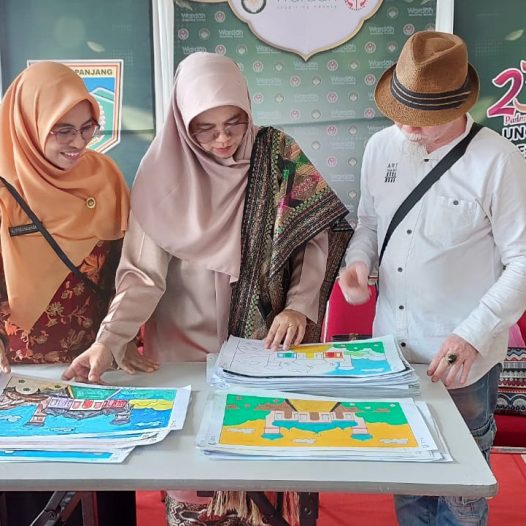 Ketua DWP  dan Dosen ISI Padangpanjang Menjadi Juri Lomba Mewarnai TK s Kota Padangpanjang
